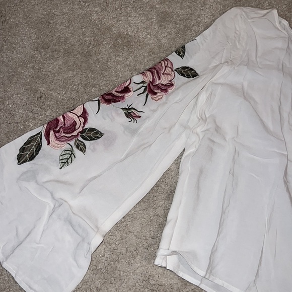 Cupcakes and cashmere nwt women’s top sz small with embroidery on sleeves - Picture 3 of 6